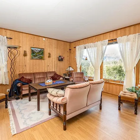 Beautiful In Jostedal With Kitchen 度假居